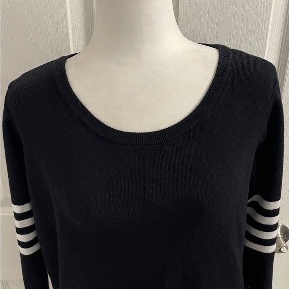 Yest Black Sweater White Striped Sleeves with Open Back & Interior Top SZ 10 - Picture 3 of 14